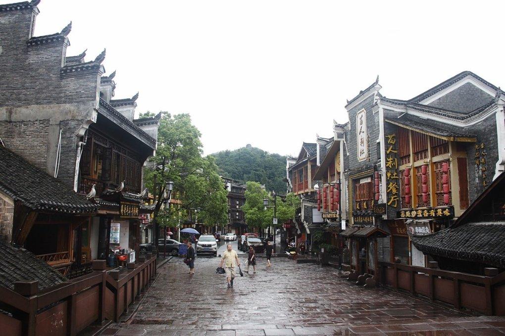 姜潮想给麦迪娜妈妈按肩，还说不让按就跪着不起，丈母娘反应太暖心